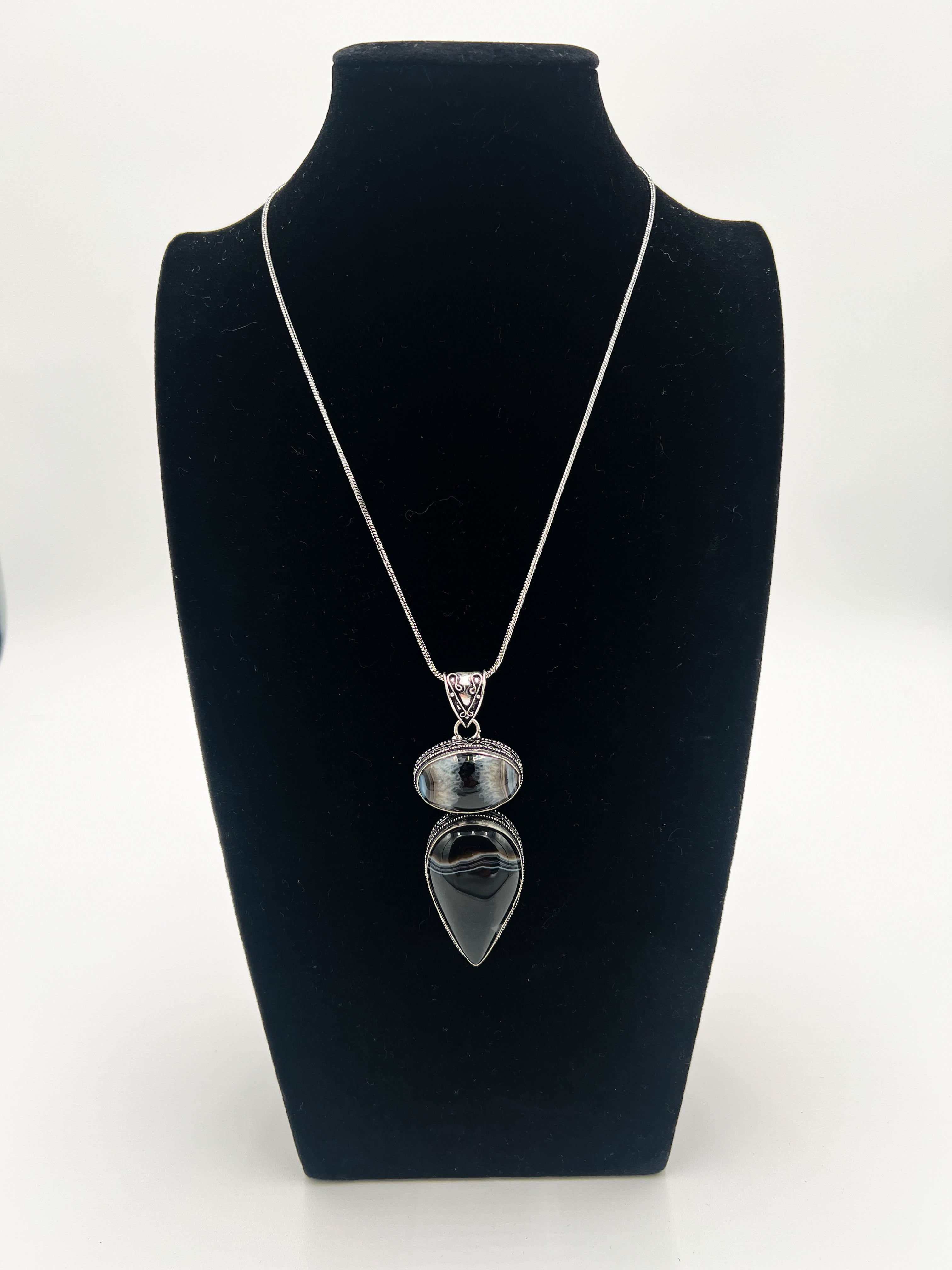 Agate Banded Black Necklace 20"
